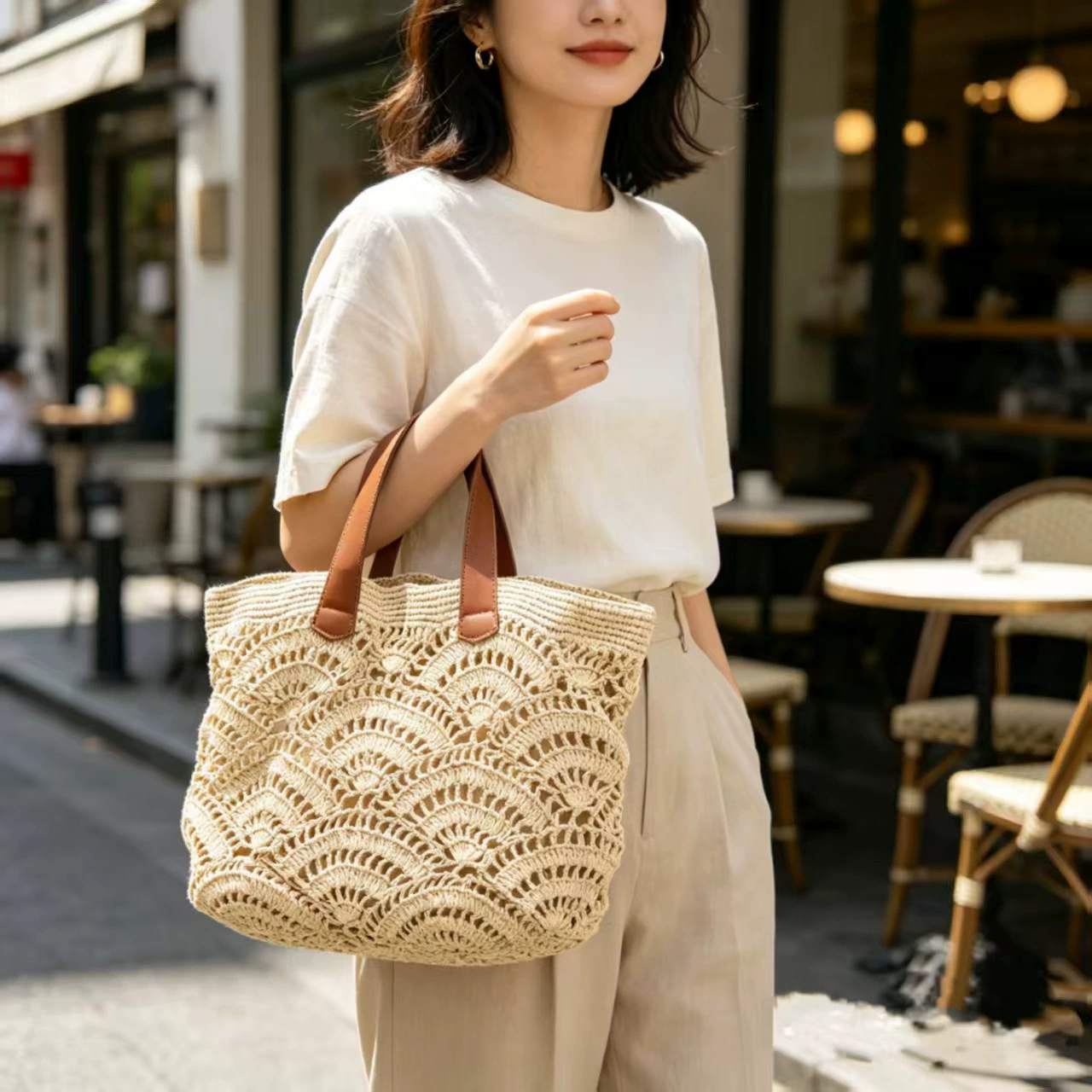 Sueño Bohemio: Bolso Tote Calado de Paja Ondulado con Asas de Cuero Marrón