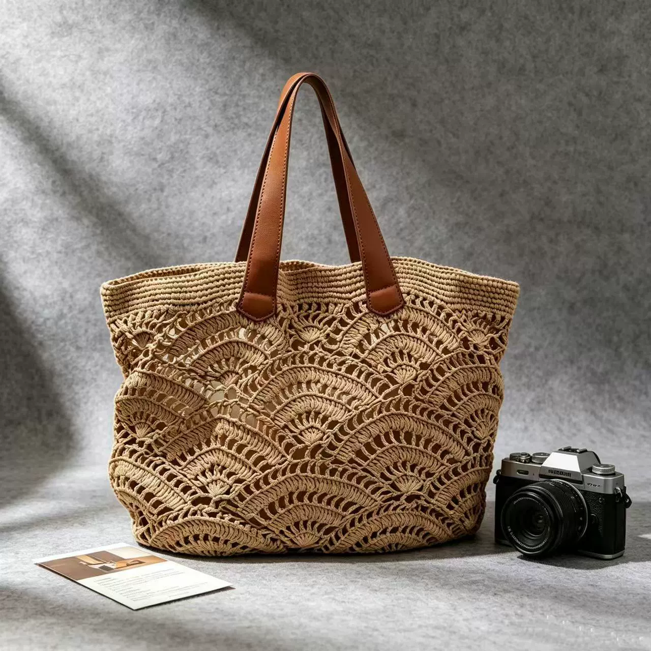Sueño Bohemio: Bolso Tote Calado de Paja Ondulado con Asas de Cuero Marrón