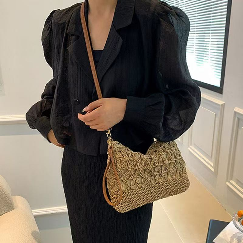 Bolso de paja con diseño de ráfaga de estrellas para el verano: versatilidad 2 en 1
