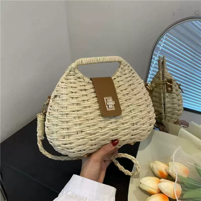 Bolso bandolera chic de paja tejida con solapa de cuero