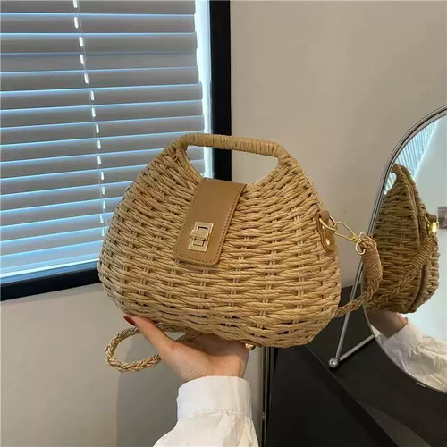 Bolso bandolera chic de paja tejida con solapa de cuero