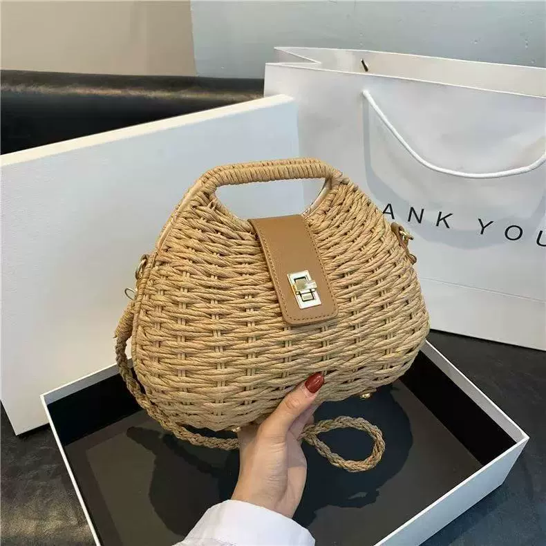 Bolso bandolera chic de paja tejida con solapa de cuero