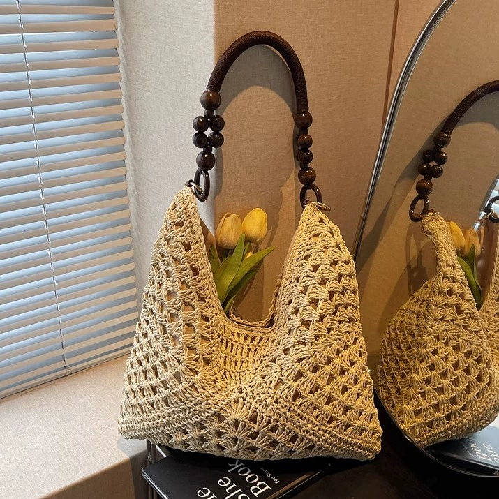 Bolso hobo Heritage de paja trenzada con asa de cuentas de madera