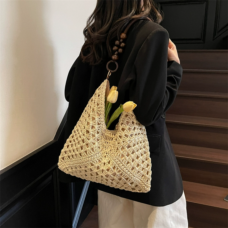 Bolso hobo Heritage de paja trenzada con asa de cuentas de madera