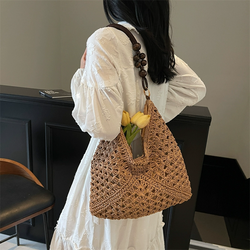 Bolso hobo Heritage de paja trenzada con asa de cuentas de madera