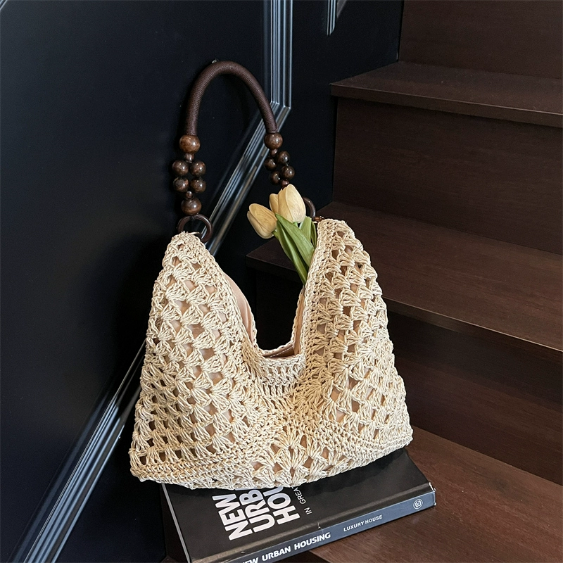 Bolso hobo Heritage de paja trenzada con asa de cuentas de madera