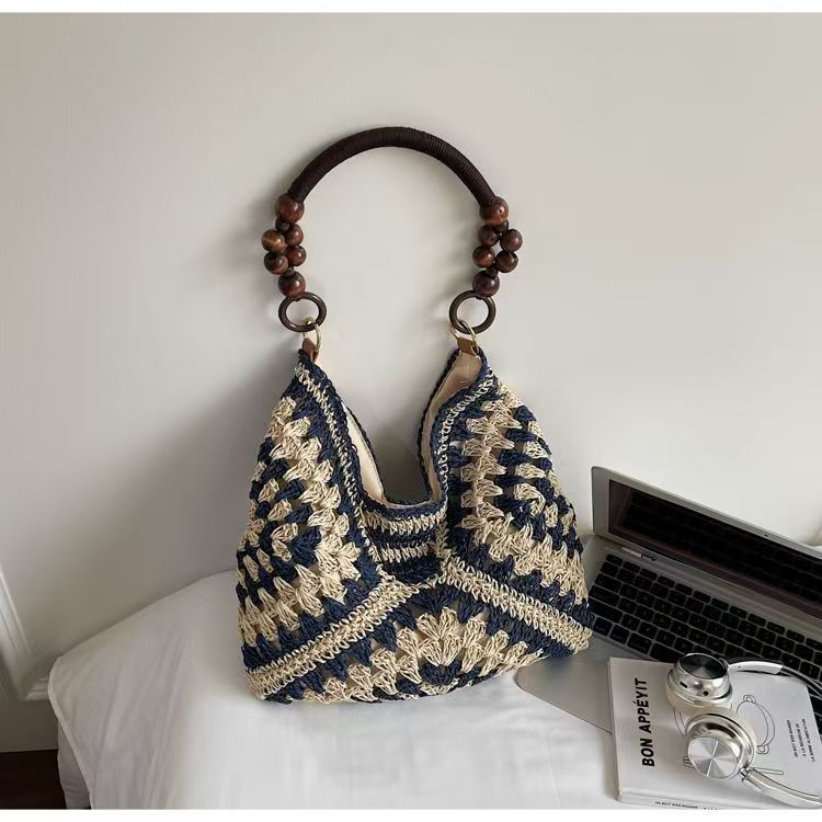 Bolso hobo Heritage de paja trenzada con asa de cuentas de madera