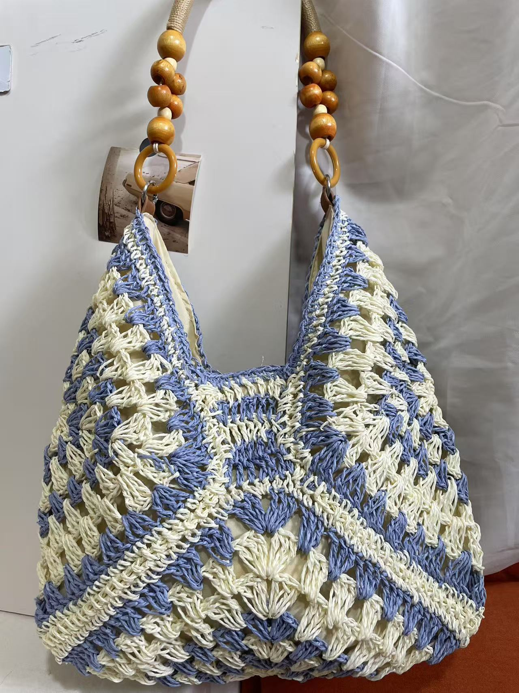 Bolso hobo Heritage de paja trenzada con asa de cuentas de madera