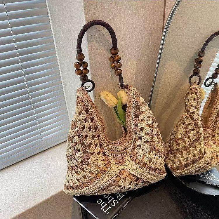 Bolso hobo Heritage de paja trenzada con asa de cuentas de madera