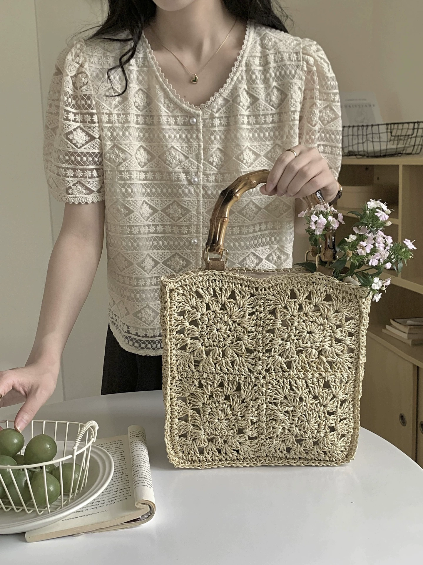 Bolso de paja de ganchillo estilo boho, bolso de mano hueco tejido con asa de bambú, cartera de hombro informal diaria estilo coreano para verano