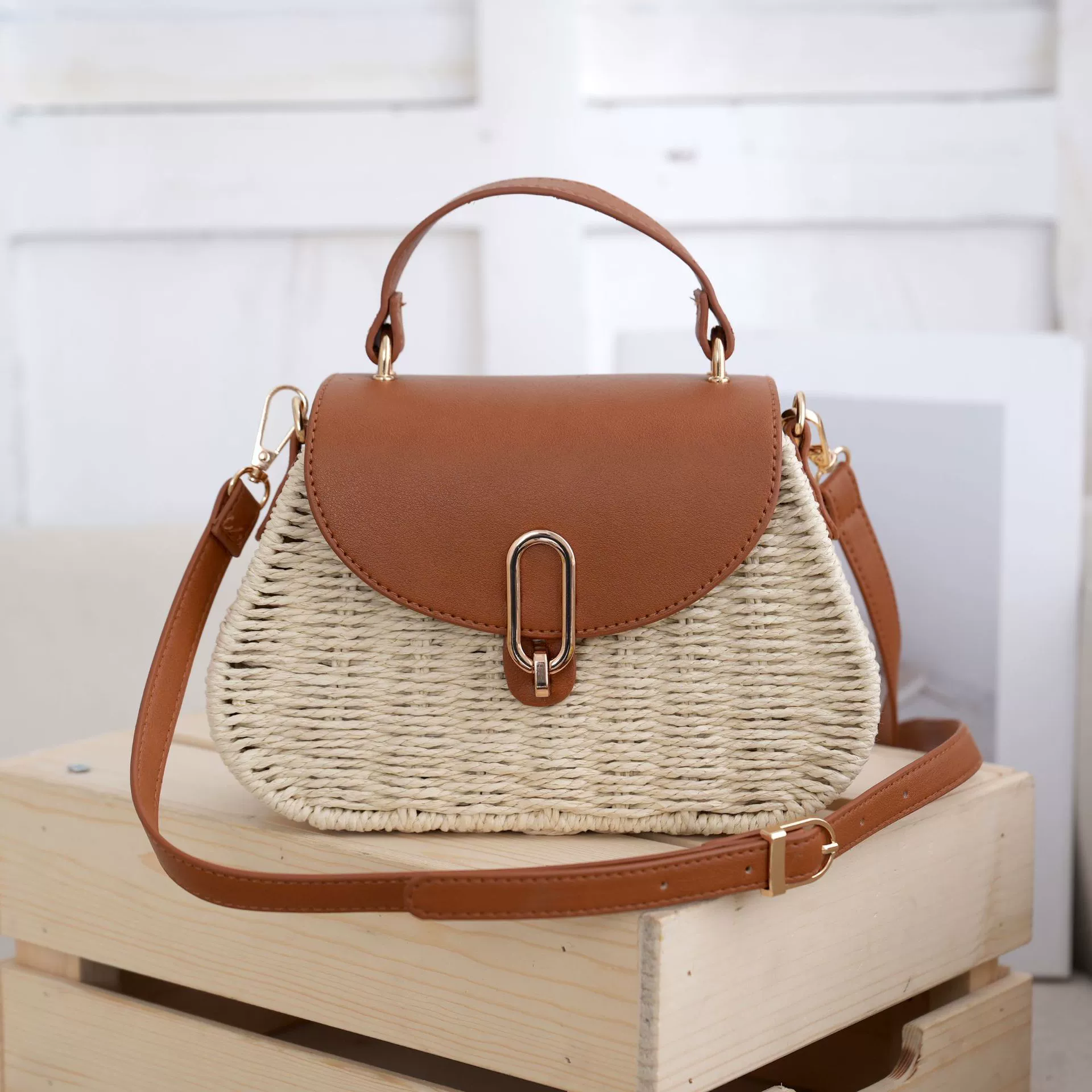 Bolso cruzado mini satchel de papel tejido, cartera con asa superior con solapa y cierre metálico minimalista urbano, pequeño bolso de mano ovalado para el día a día primavera 2026
