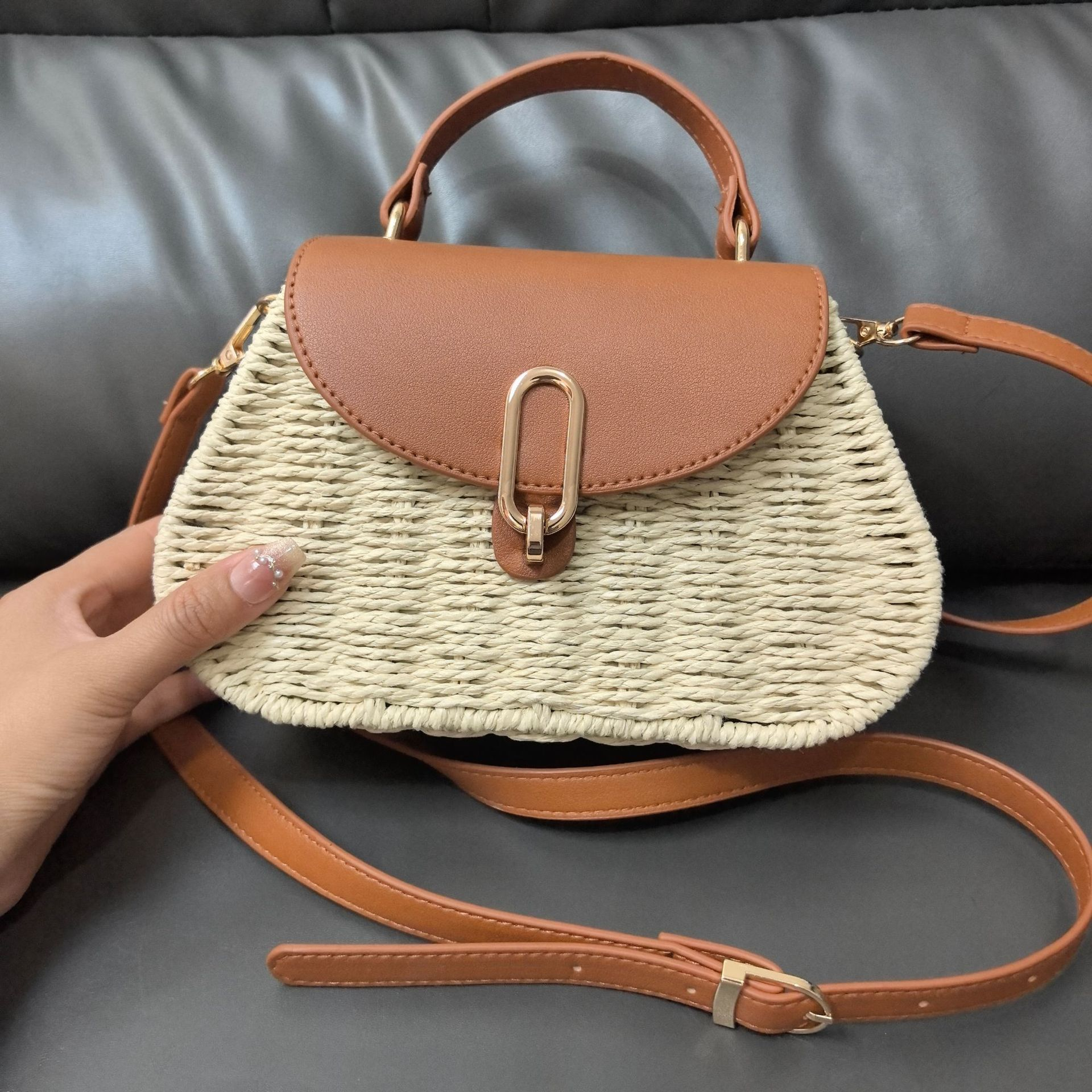 Bolso cruzado mini satchel de papel tejido, cartera con asa superior con solapa y cierre metálico minimalista urbano, pequeño bolso de mano ovalado para el día a día primavera 2026