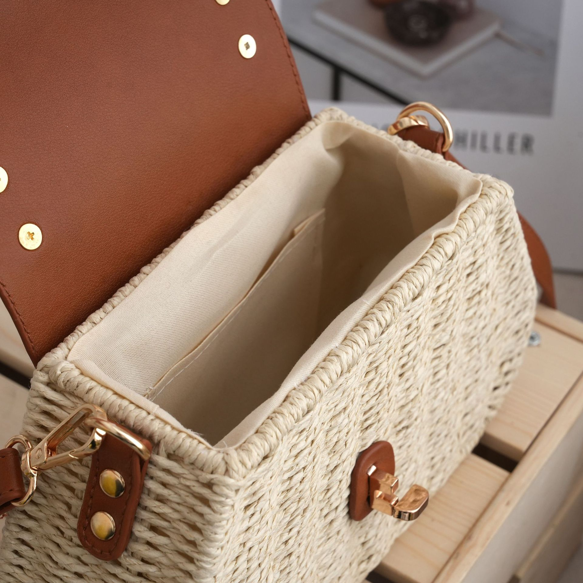 Bolso cruzado mini satchel de papel tejido, cartera con asa superior con solapa y cierre metálico minimalista urbano, pequeño bolso de mano ovalado para el día a día primavera 2026
