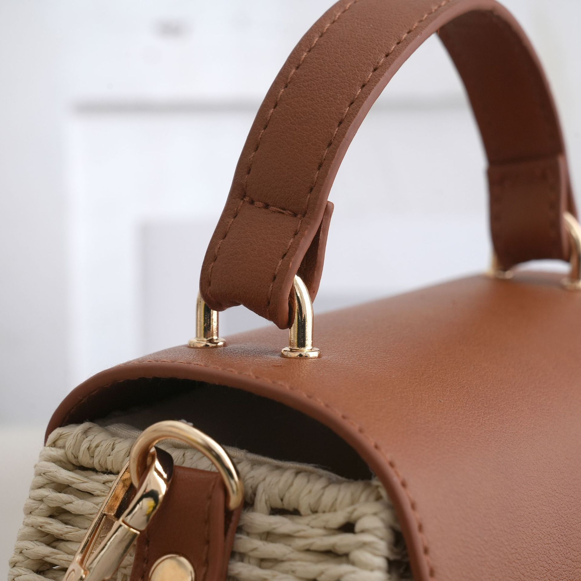 Bolso cruzado mini satchel de papel tejido, cartera con asa superior con solapa y cierre metálico minimalista urbano, pequeño bolso de mano ovalado para el día a día primavera 2026