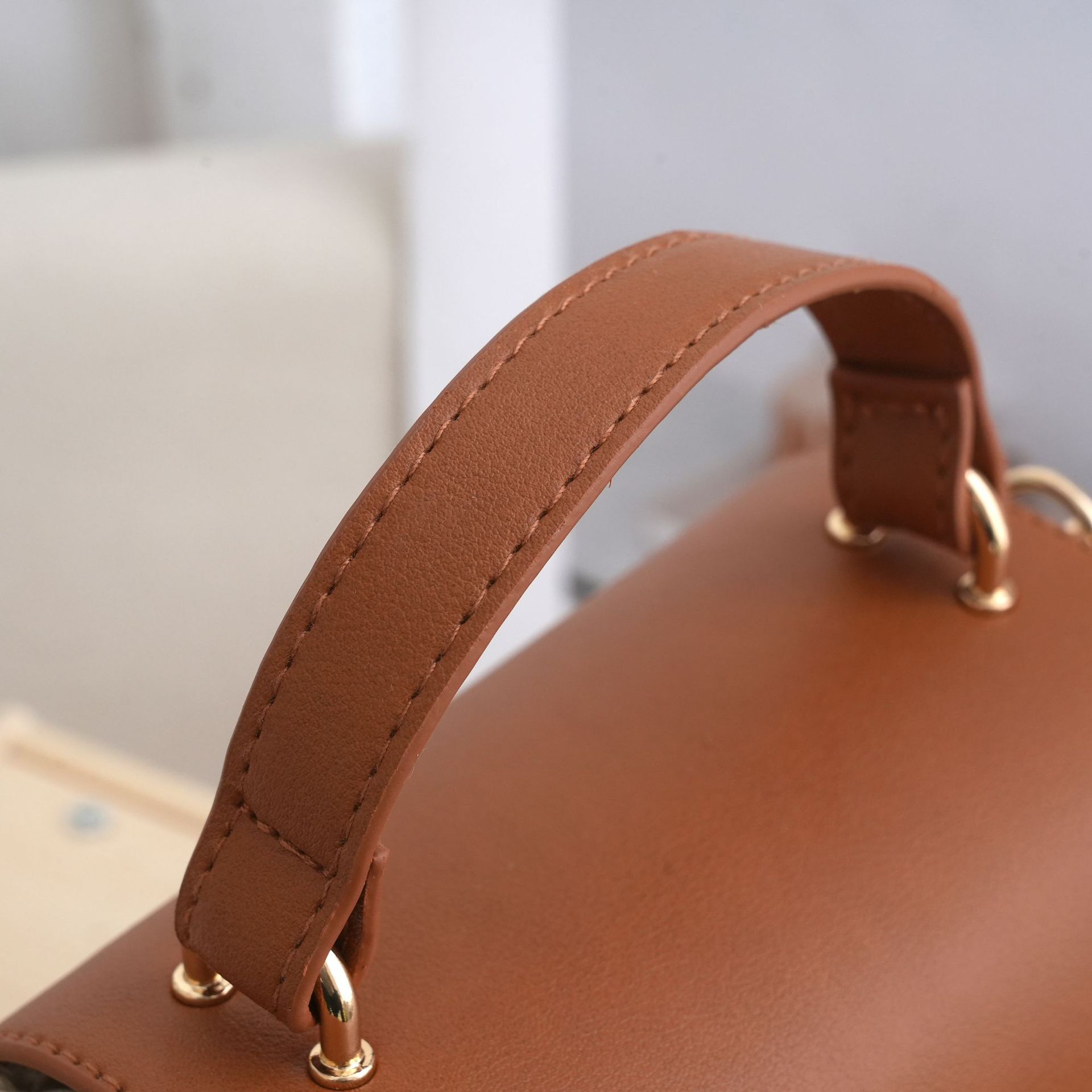 Bolso cruzado mini satchel de papel tejido, cartera con asa superior con solapa y cierre metálico minimalista urbano, pequeño bolso de mano ovalado para el día a día primavera 2026