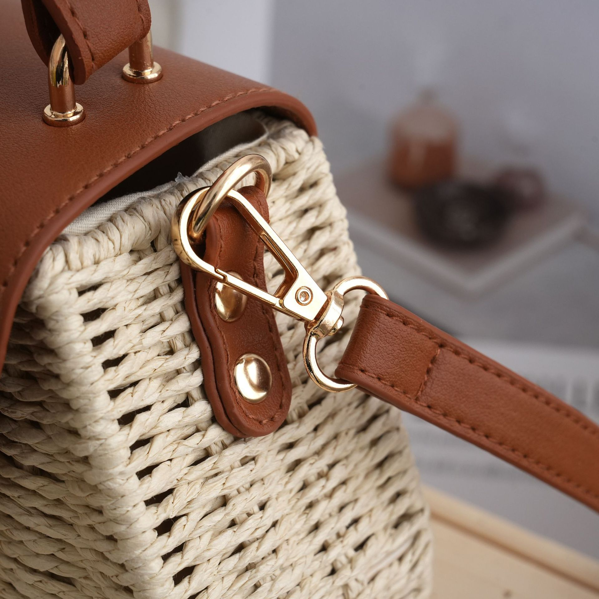 Bolso cruzado mini satchel de papel tejido, cartera con asa superior con solapa y cierre metálico minimalista urbano, pequeño bolso de mano ovalado para el día a día primavera 2026