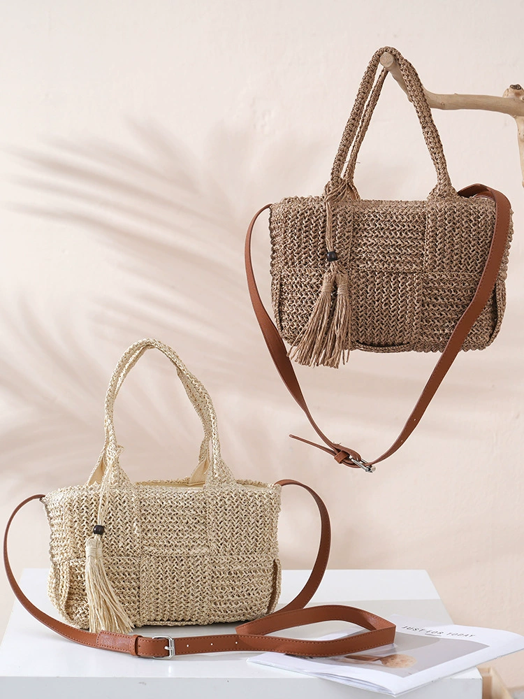 Bolso tote de paja tejido con detalle de borla, Bolso bandolera con cremallera estilo urbano, Cartera diaria cuadrada horizontal mediana para primavera 2026 en color caqui, blanco roto