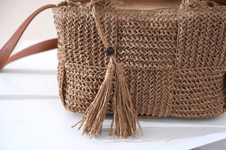 Bolso tote de paja tejido con detalle de borla, Bolso bandolera con cremallera estilo urbano, Cartera diaria cuadrada horizontal mediana para primavera 2026 en color caqui, blanco roto
