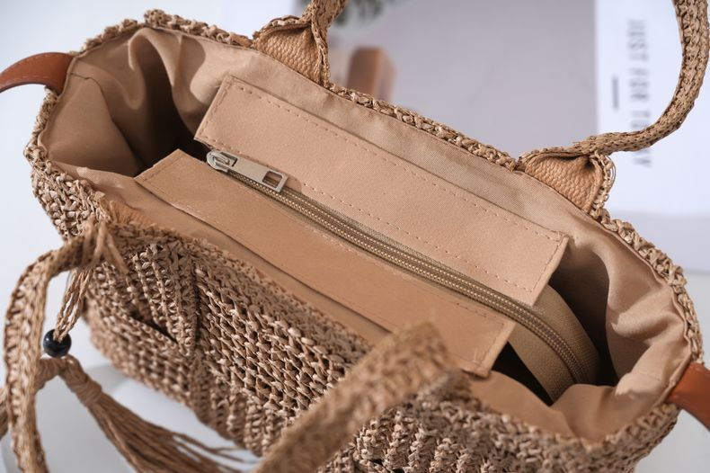 Bolso tote de paja tejido con detalle de borla, Bolso bandolera con cremallera estilo urbano, Cartera diaria cuadrada horizontal mediana para primavera 2026 en color caqui, blanco roto