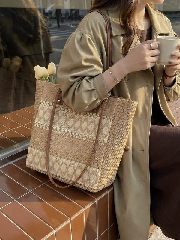 Bolso Grande Tote de Paja Hueca Rayada, Bolso de Hombro Trenzado con Cremallera Tendencia Transfronteriza, Bolso de Mano de Playa Cuadrado Horizontal Verano 2026 Caqui Blanco Roto