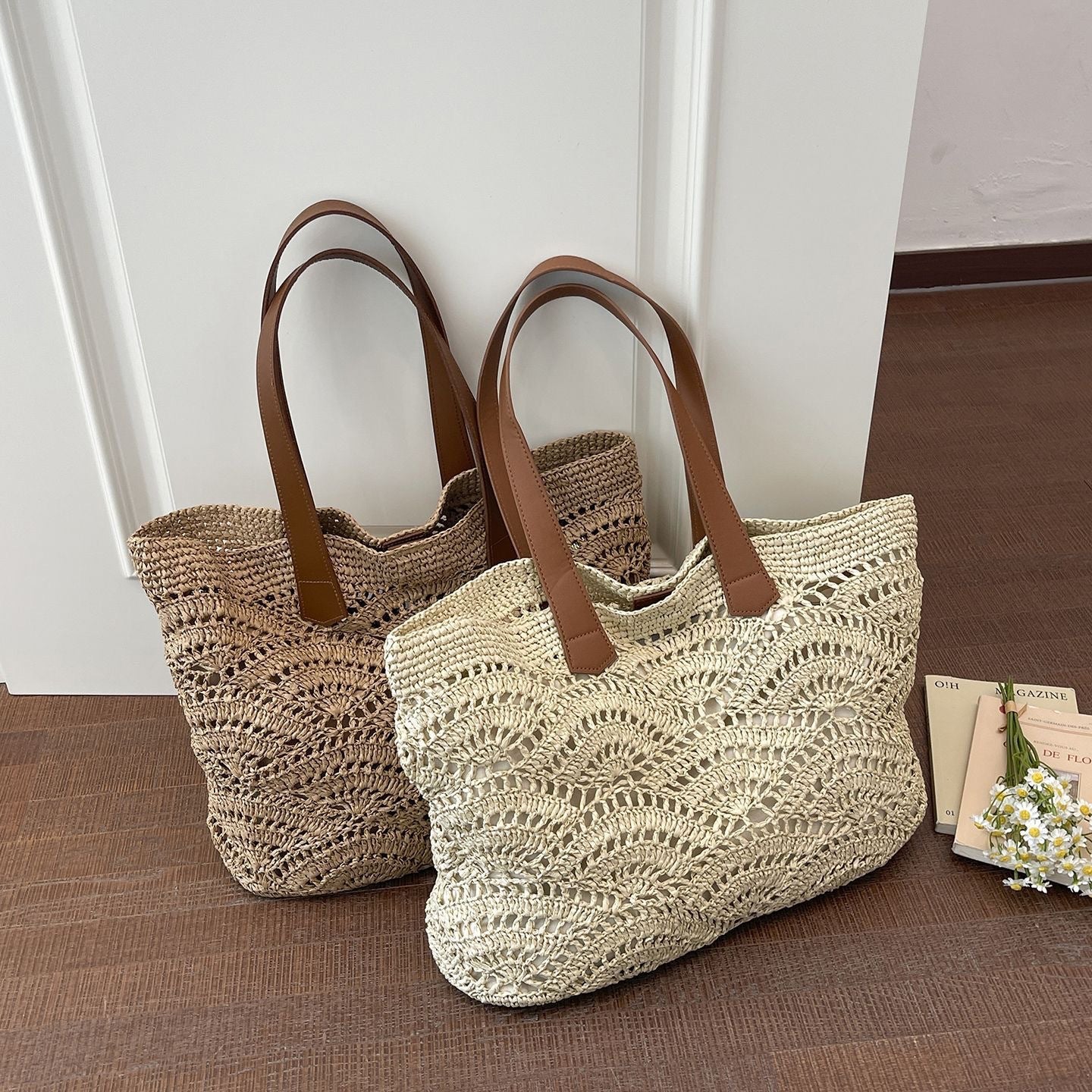 Sueño Bohemio: Bolso Tote Calado de Paja Ondulado con Asas de Cuero Marrón