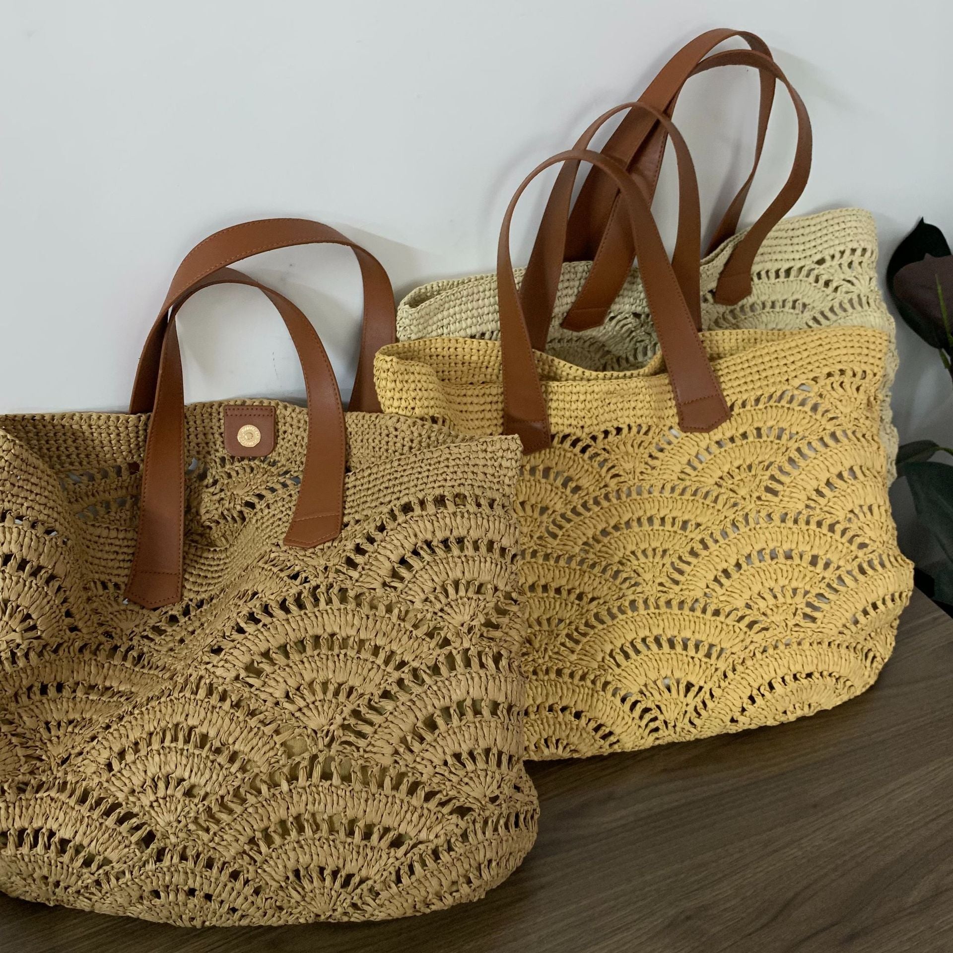 Sueño Bohemio: Bolso Tote Calado de Paja Ondulado con Asas de Cuero Marrón