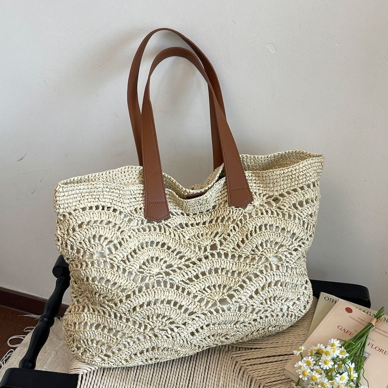 Sueño Bohemio: Bolso Tote Calado de Paja Ondulado con Asas de Cuero Marrón