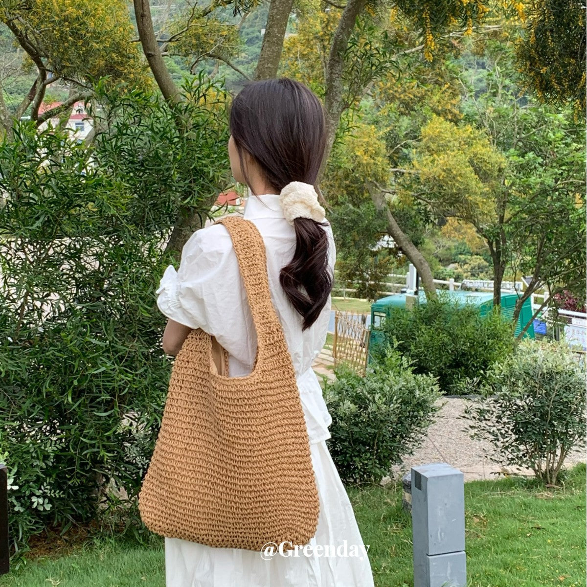 Sueño Bohemio: Bolso Tote Calado de Paja Ondulado con Asas de Cuero Marrón
