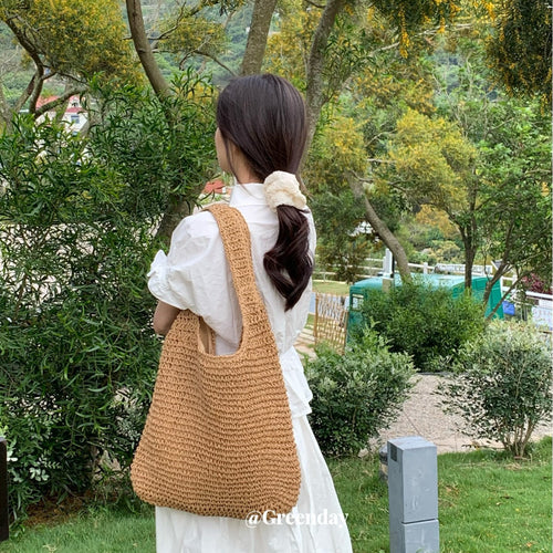 Sueño Bohemio: Bolso Tote Calado de Paja Ondulado con Asas de Cuero Marrón